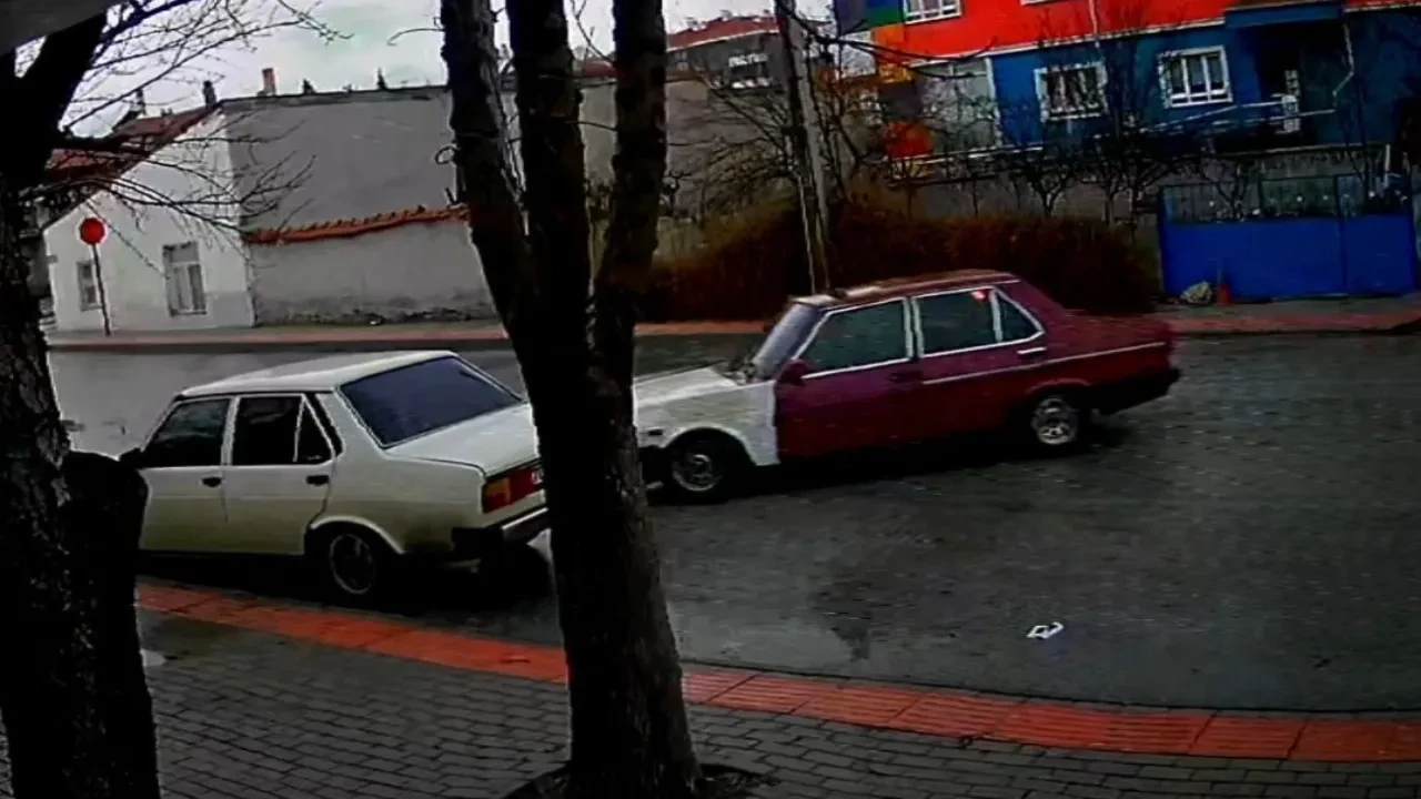 Park halindeki otomobile çarpıp kaçtı! O anlar güvenlik kamerasında