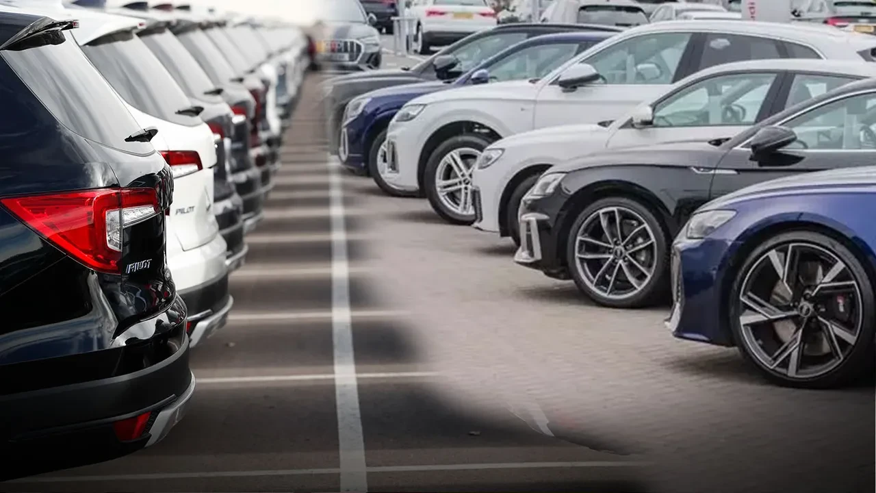 Yeni otomobil satın aldı, hayatının şokunu yaşadı! Aldığı arabanın içinden çıkan parçayı görünce gözlerine inanamadı