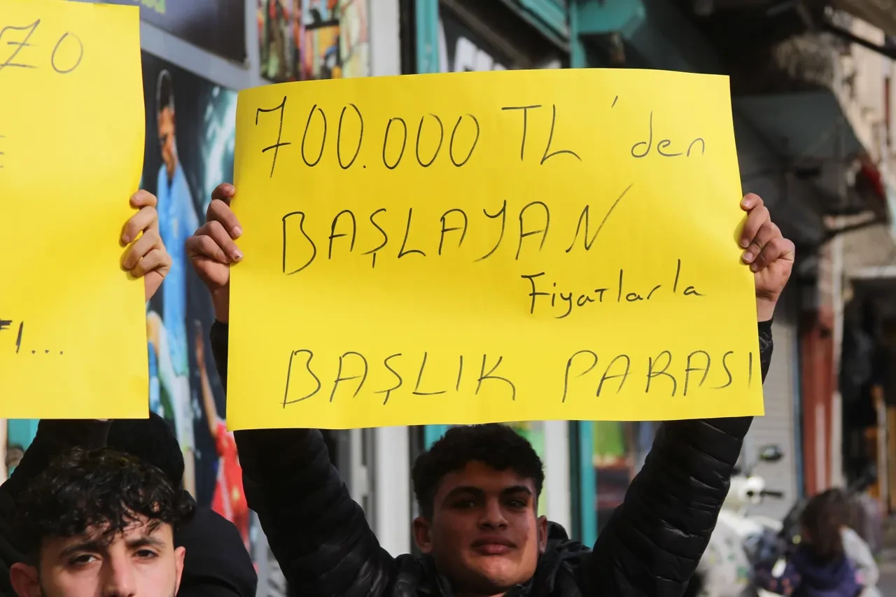 Adana'da gençlerden 'Başlık Parası' eylemi! Kibar Feyzo filmi gerçek oldu