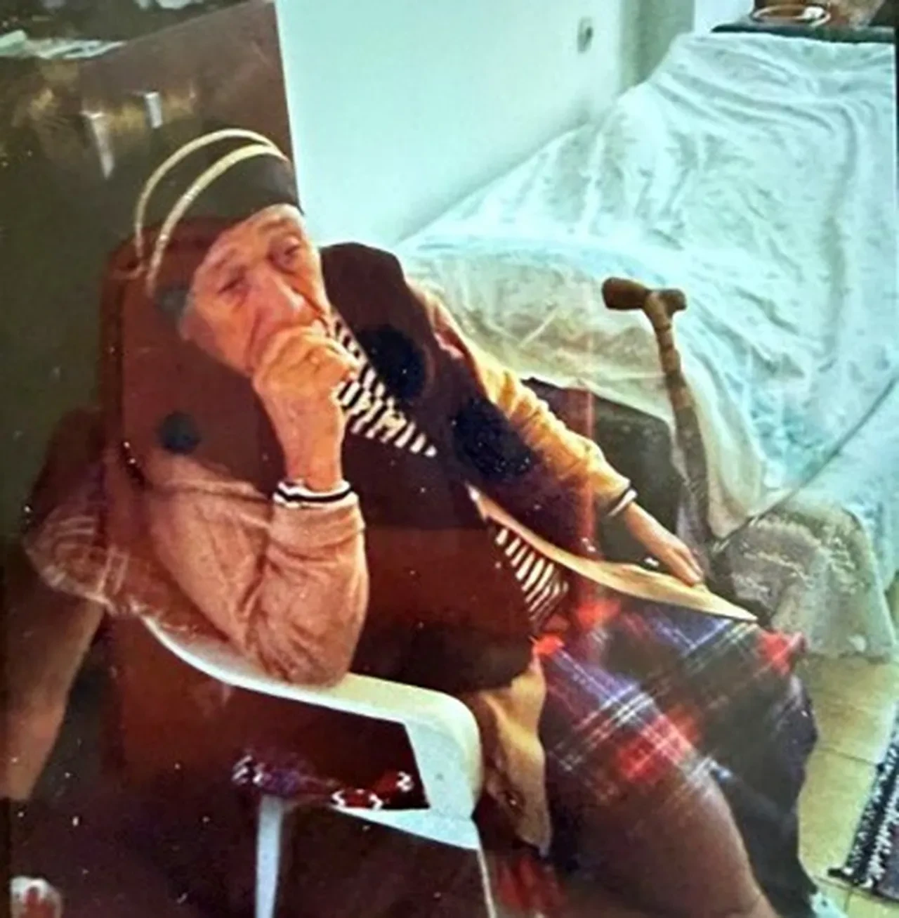 Anneannesini gezmeye diye çıkarıp öldürdü! Kan donduran detaylar ortaya çıktı: Gömmek için kazma, kürek ve mezar çiçeği almış