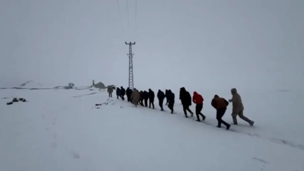 Bakan Yerlikaya duyurdu! 171 göçmen kaçakçılığı organizatörü yakalandı