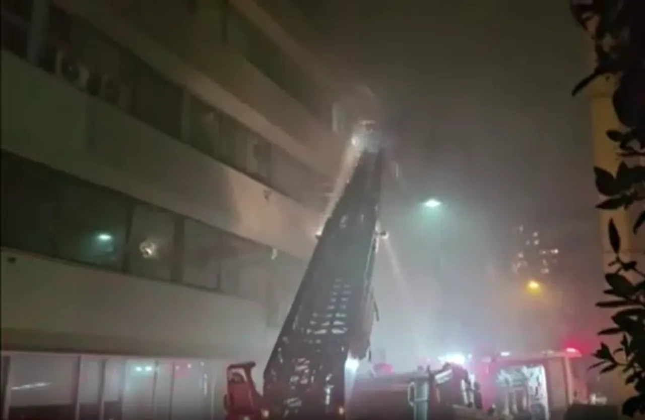 Beyoğlu'nda 5 katlı otelin çatısında yangın! Ekipler seferber oldu