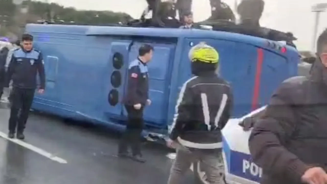 Cezaevi aracı devrildi! Bölgeye çok sayıda ekip sevk edildi