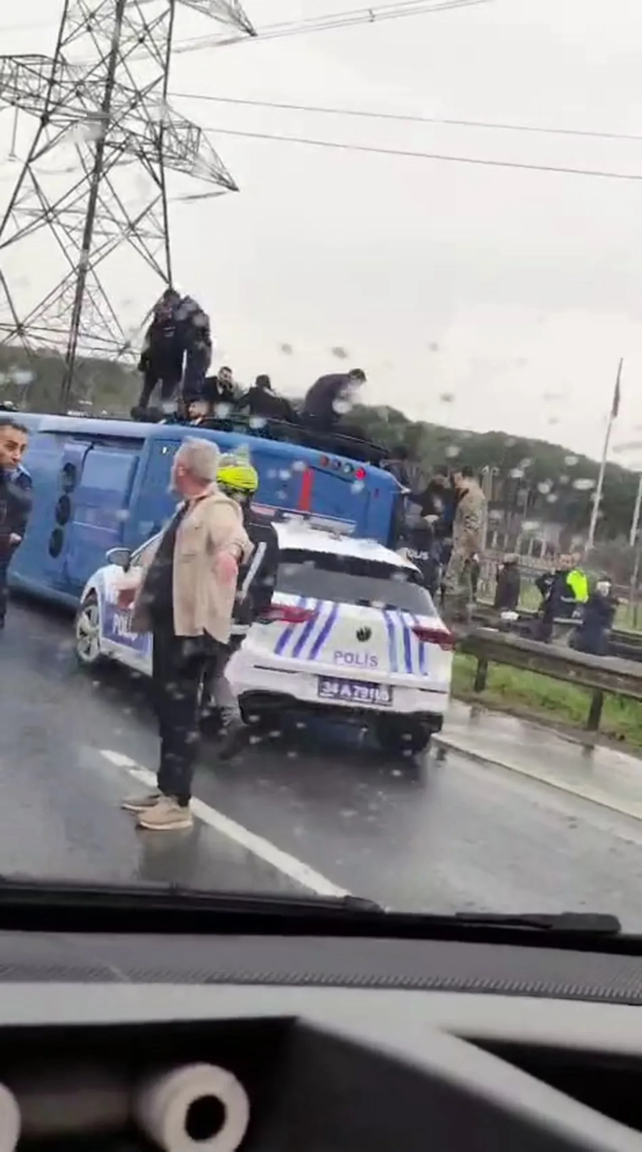 Cezaevi aracı devrildi! Bölgeye çok sayıda ekip sevk edildi