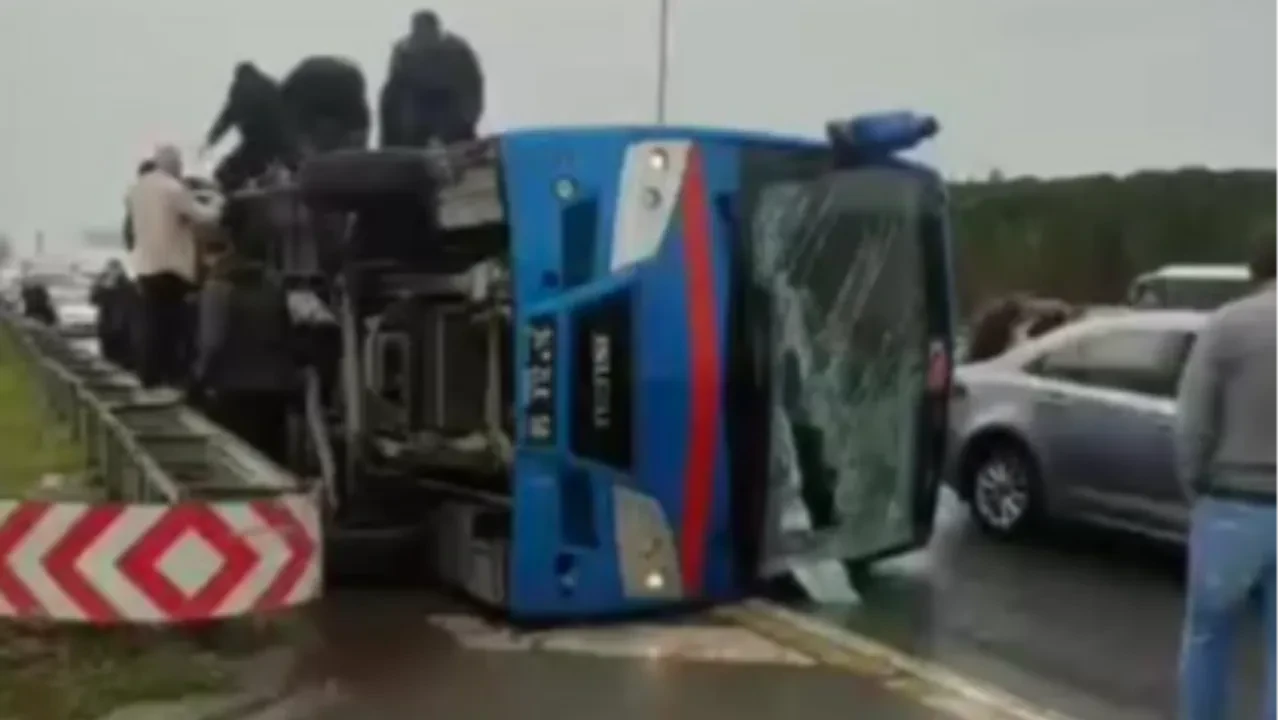 Cezaevi nakil aracı devrildi! Feci kazada 19 kişi yaralandı
