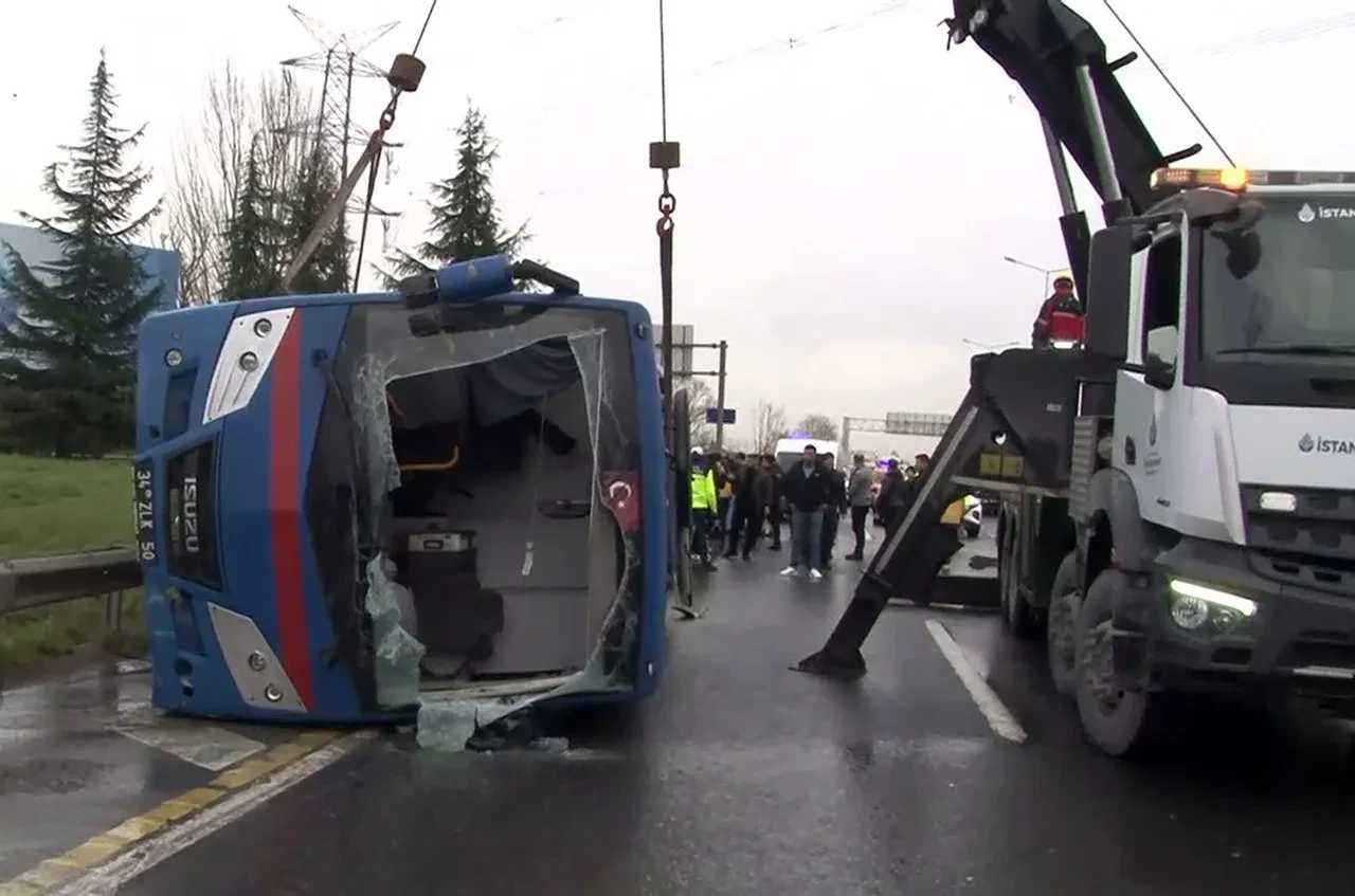 Cezaevi nakil aracı devrildi! Feci kazada 19 kişi yaralandı