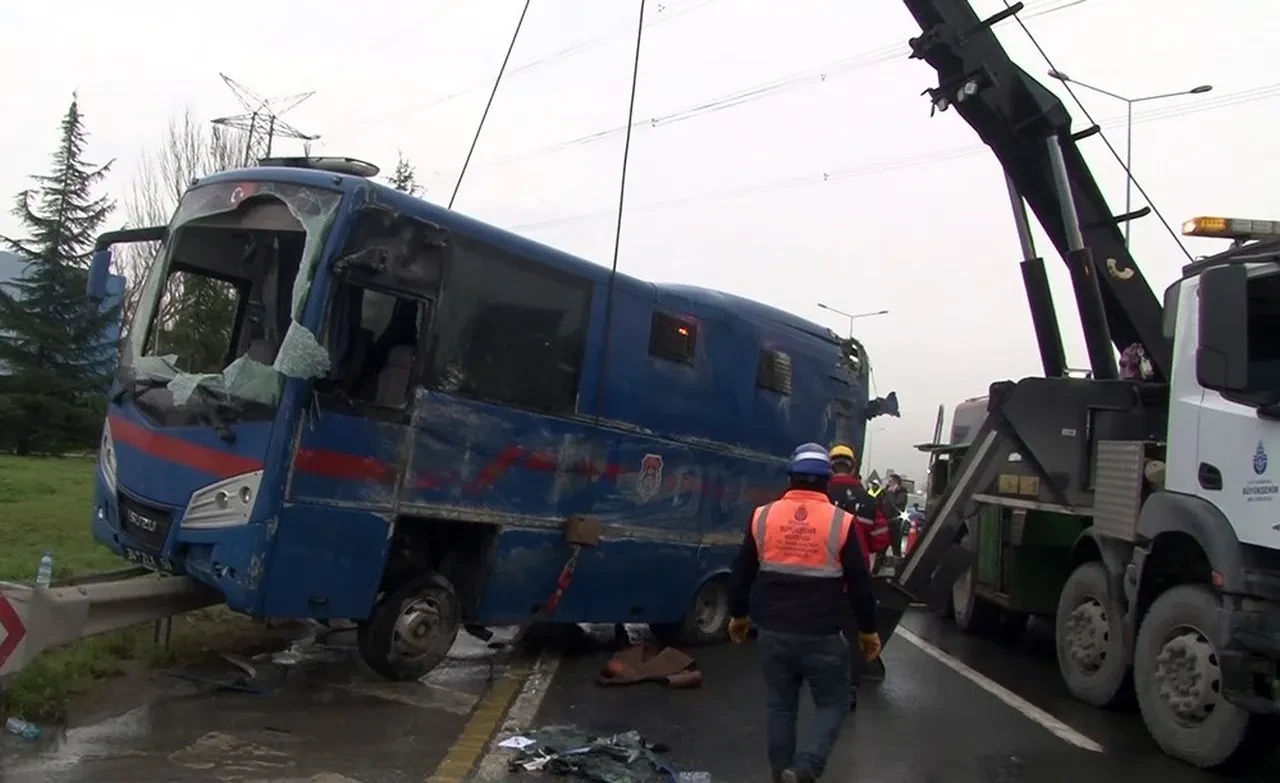 Cezaevi nakil aracı devrildi! Feci kazada 19 kişi yaralandı