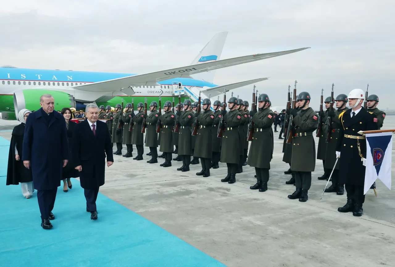 Cumhurbaşkanı Erdoğan, Özbekistan Cumhurbaşkanı Mirziyoyev’i törenle karşıladı