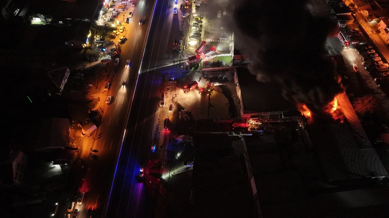 Düzce'de fabrika yangını! D-100 çift yönlü kapatıldı