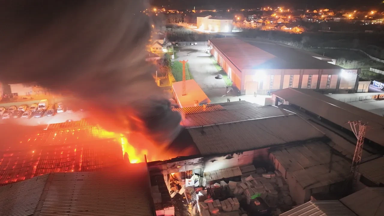 Düzce'de fabrika yangını! D-100 çift yönlü kapatıldı