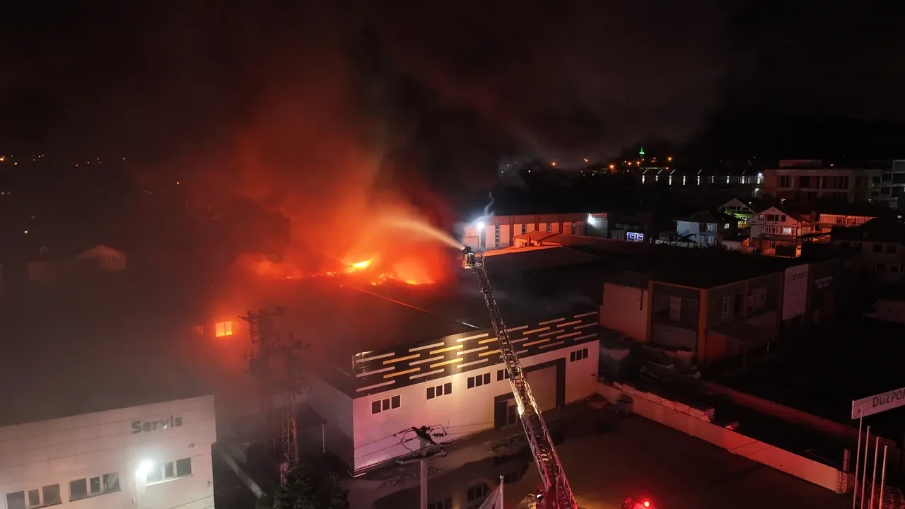 Düzce'de fabrika yangını! D-100 çift yönlü kapatıldı