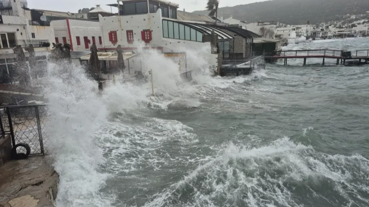 Ege Denizi'nde dev dalgalar! Fırtına Karaburun'da tekneleri batırdı Bodrum'da seferler iptal etti
