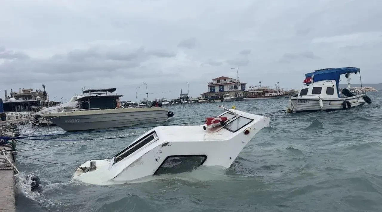 Ege Denizi'nde dev dalgalar! Fırtına Karaburun'da tekneleri batırdı Bodrum'da seferler iptal etti