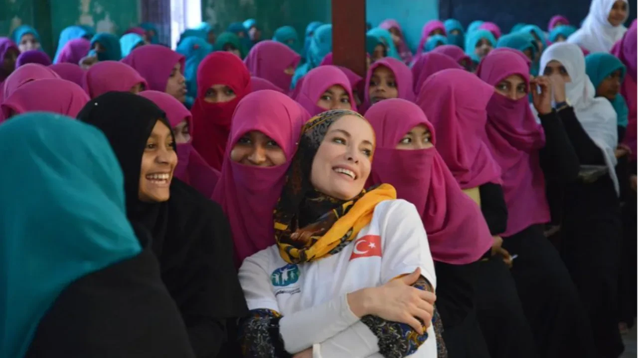 Gamze Özçelik yıllar sonra ilk kez oğlunu paylaştı! Uğur Pektaş'tan olan oğlunu gizledi