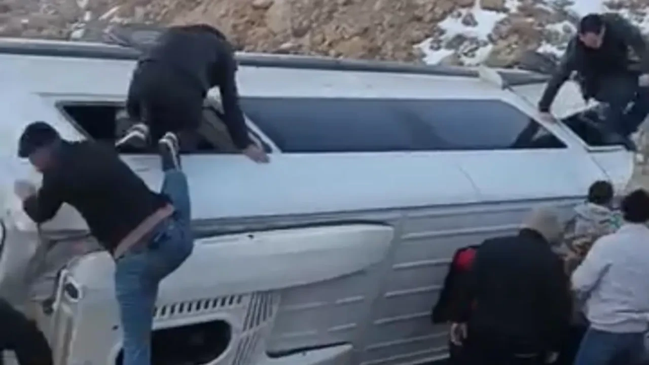 Gizli buzlanma faciası! İşçi servisi şarampole devrildi: 10 işçi yaralandı