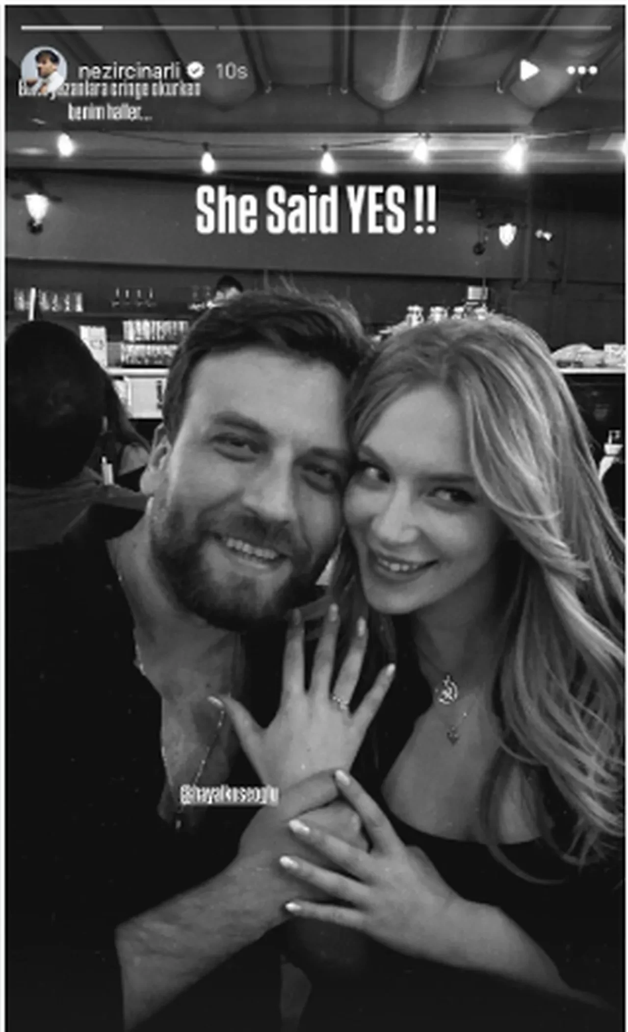 Hayal Köseoğlu açtığı pankart ile dikkatleri üzerine çekti 