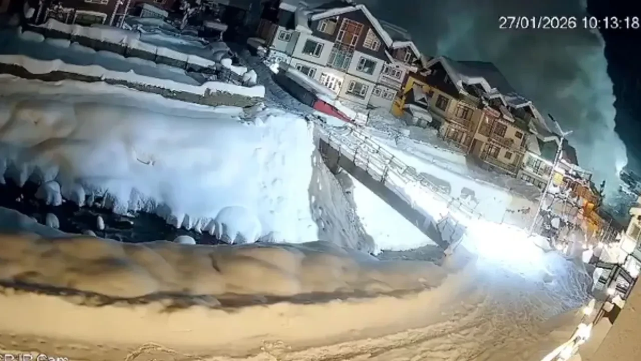 Hindistan'da çığ saniyeler içinde tüm kasabayı yuttu! O anlar güvenlik kamerasına yansıdı