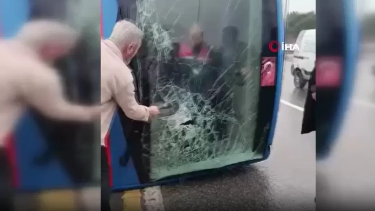 İstanbul'da cezaevi aracı devrildi! Kurtarma anları kameraya yansıdı