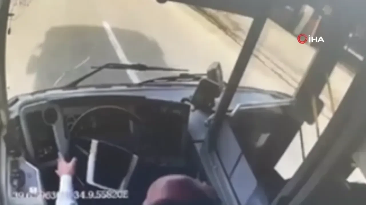 Kırşehir'de korkunç kaza! Kargo aracının belediye otobüsüne çarptığı anlar kamerada!