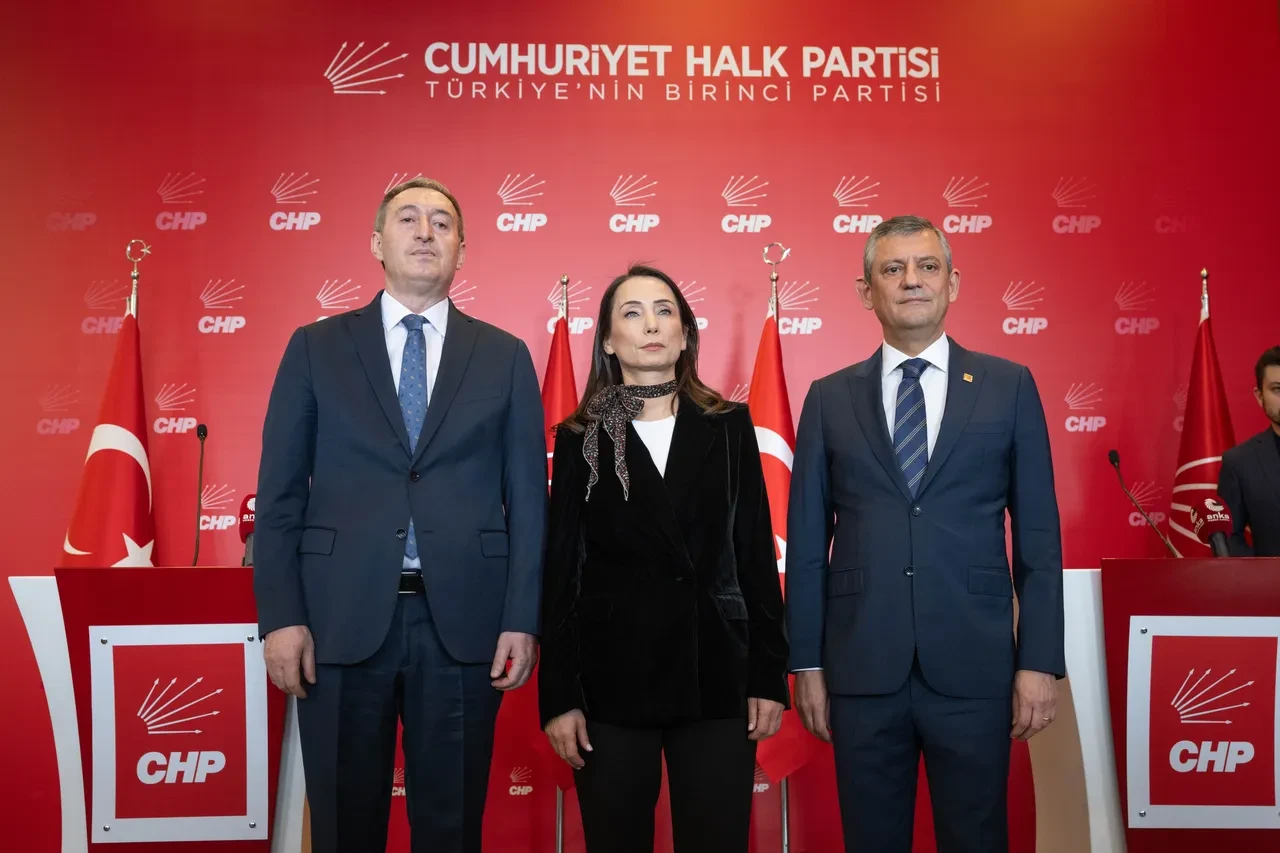 Müsavat Dervişoğlu'ndan Özgür Özel'e DEM Parti uyarısı: "Döşenen mayınlara ortak olmayın"