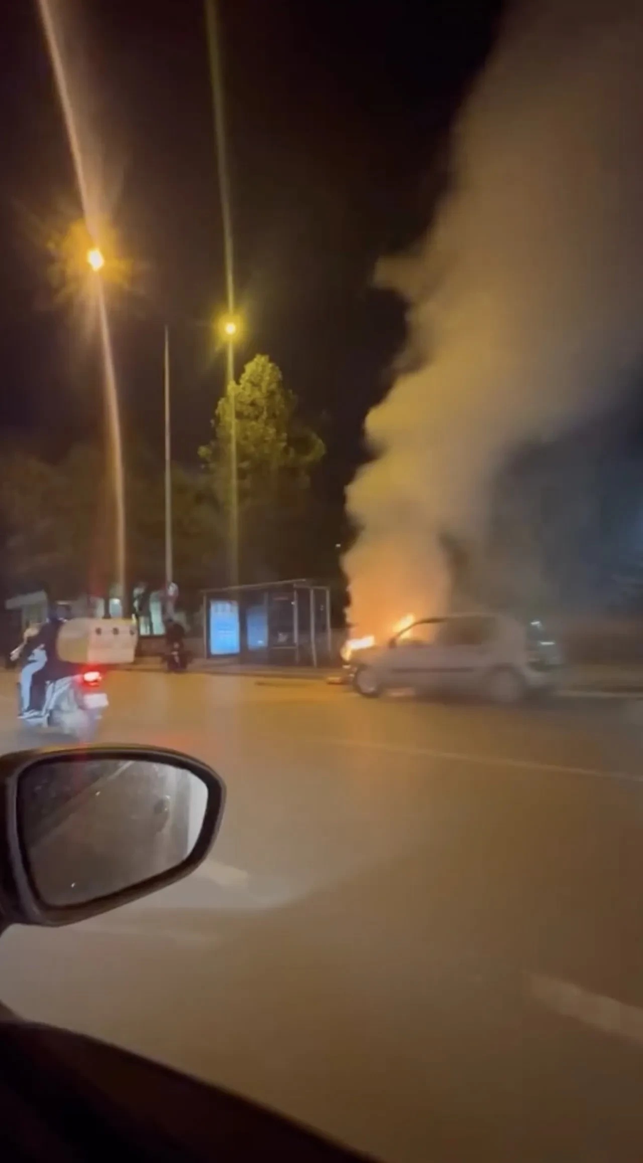 Seyir halindeki otomobil alev topuna döndü