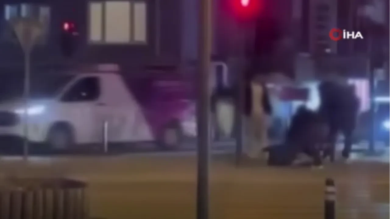 Sokak ortasında birbirine girdiler! Gençlerin tekmeli yumruklu kavgası kamerada
