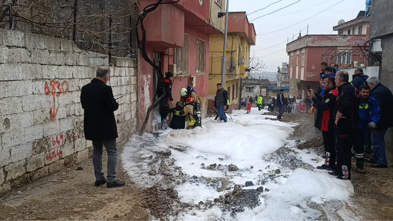 Sokakta doğal gaz borusu patladı! Evde oturan 3 kadın yaralandı