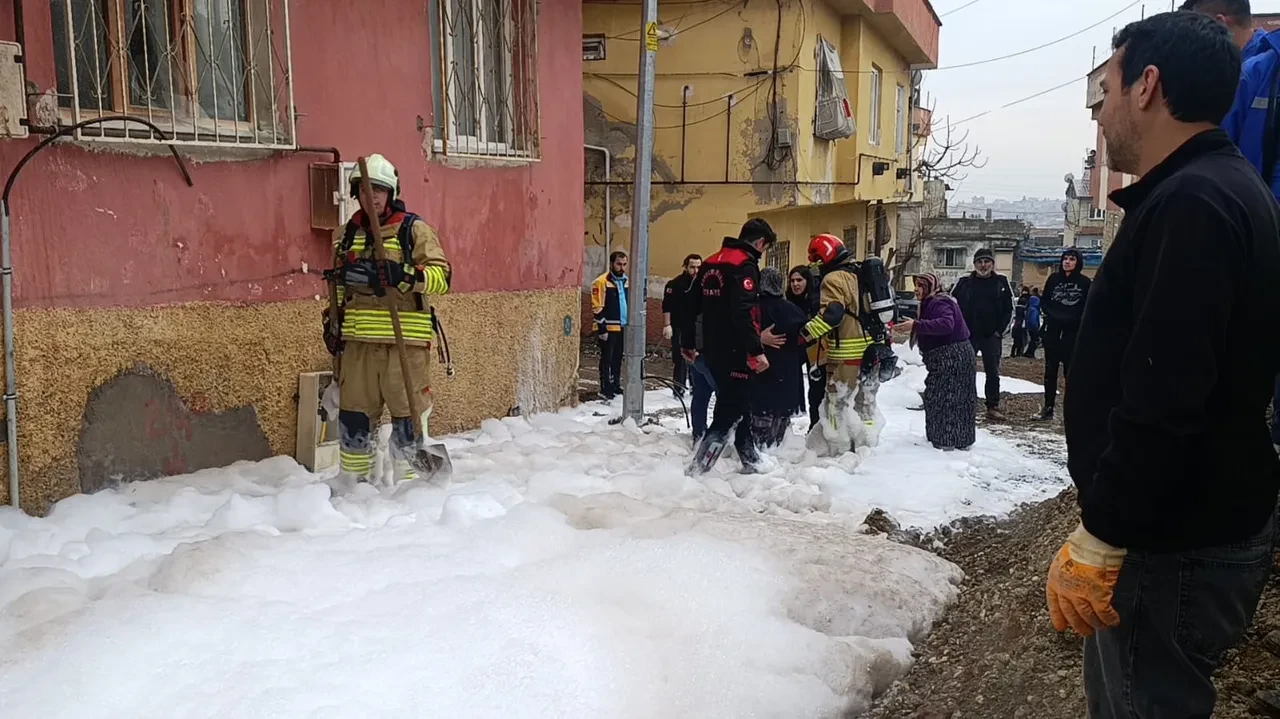 Sokakta doğal gaz borusu patladı! Evde oturan 3 kadın yaralandı
