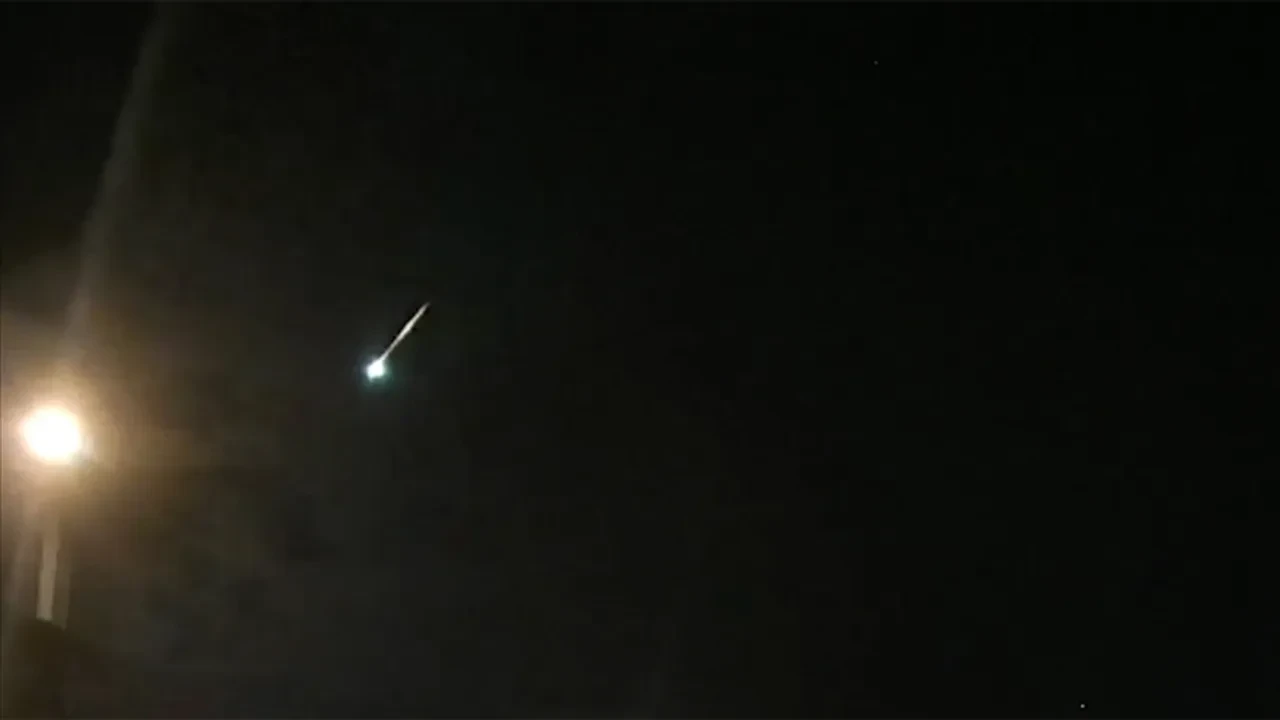 Adana ve Malatya'da meteor paniği! Düşme anı kamerada
