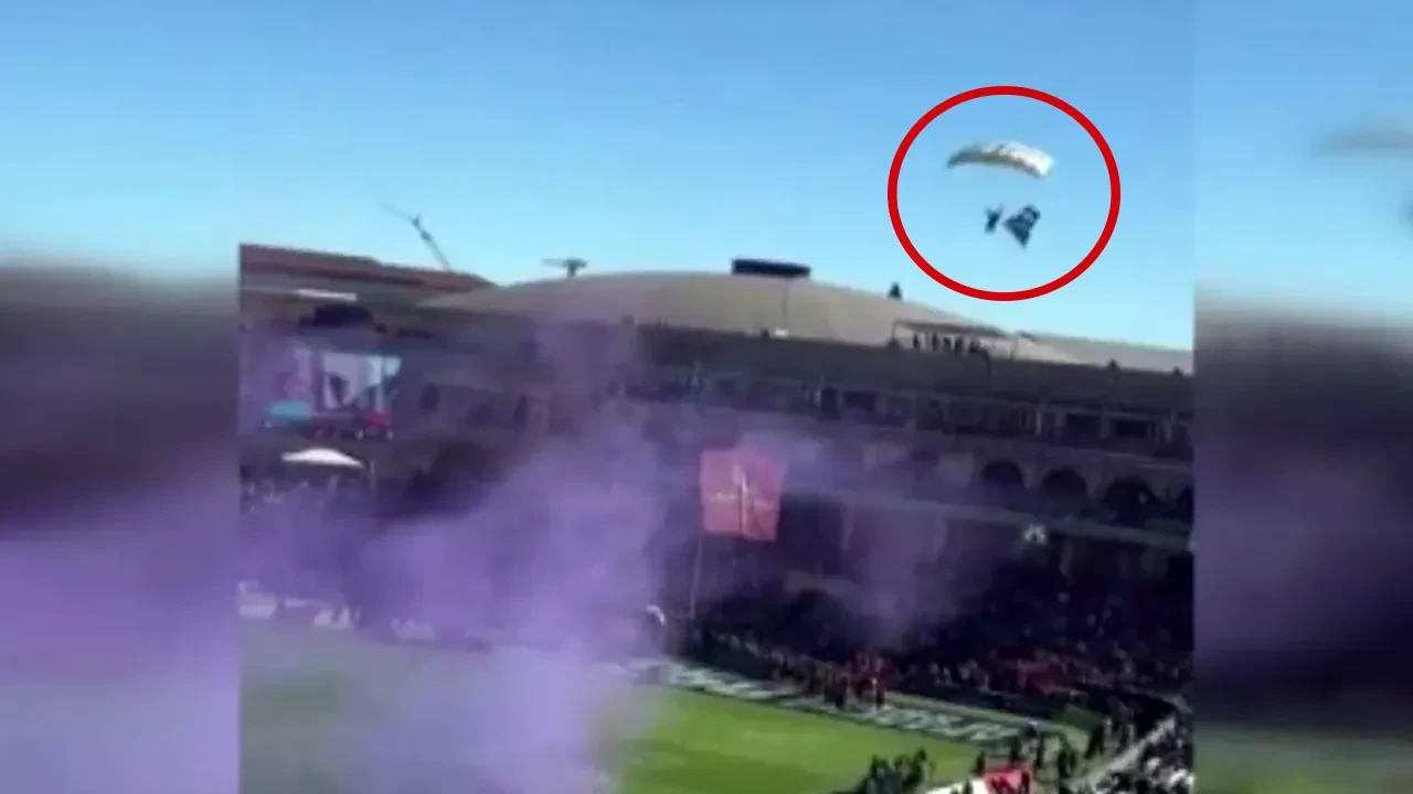 Amerikan futbolu maçında paraşütçü tribüne çakıldı