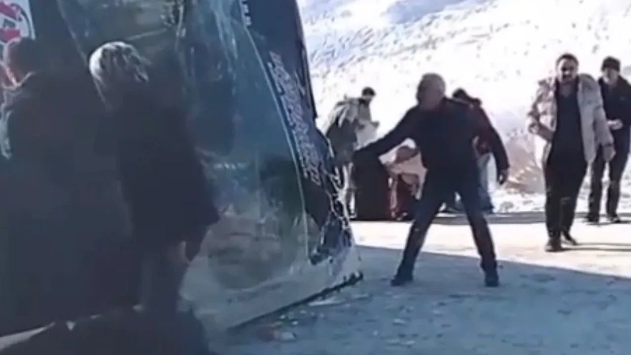 Ardahan'dan yola çıkan otobüs devrildi: 17 yolcu yaralı