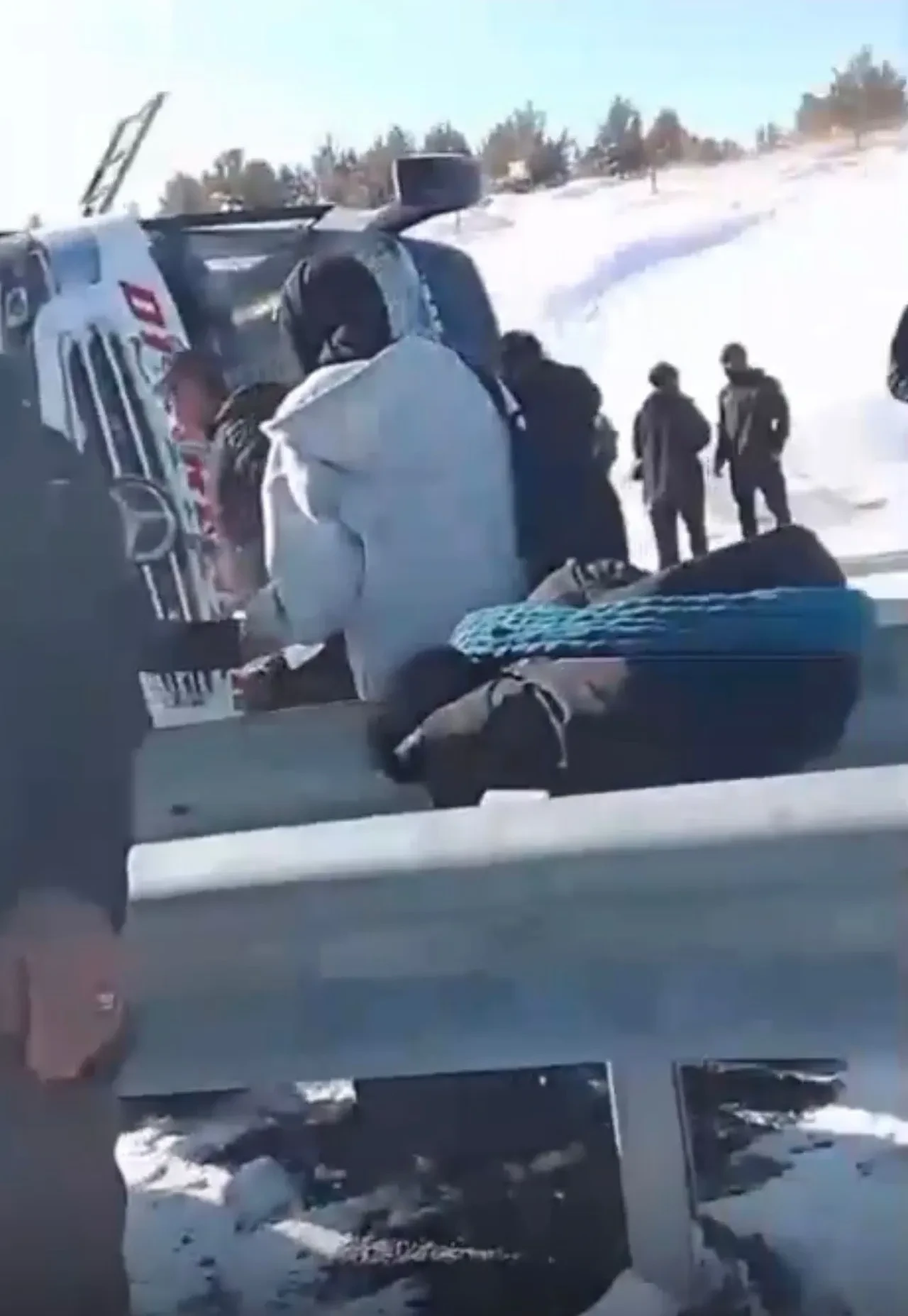 Ardahan'dan yola çıkan otobüs devrildi: 17 yolcu yaralı