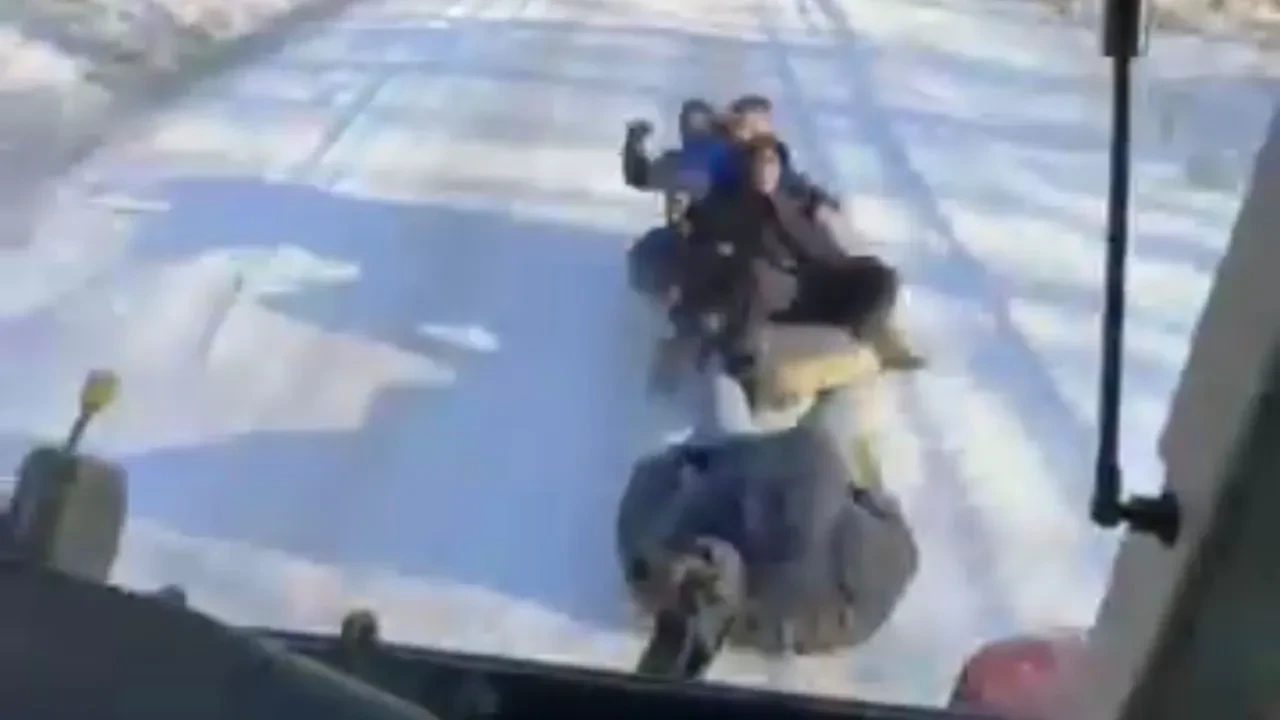 Traktör ile kar keyfi! Lastikle böyle kaydılar