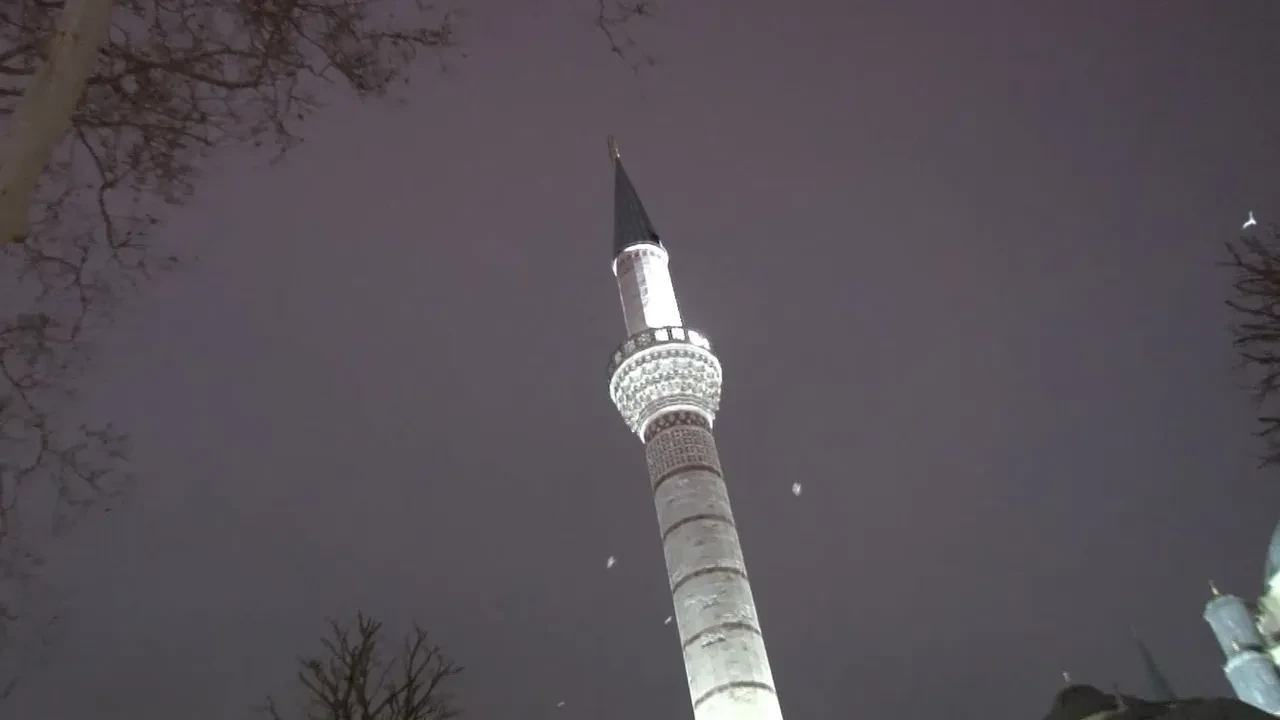 İstanbul'da fırtına Beyazıt Camii'nin minaresine zarar verdi