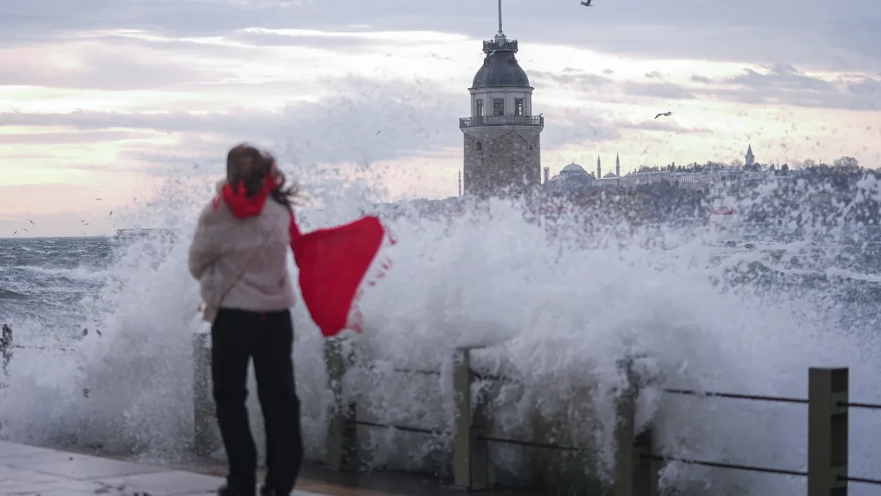 İstanbul'da lodos fena vurdu! Valilik ve AKOM yarın için uyardı: Sıcaklığın 15 dereceye yükseleceği tarihi verdi