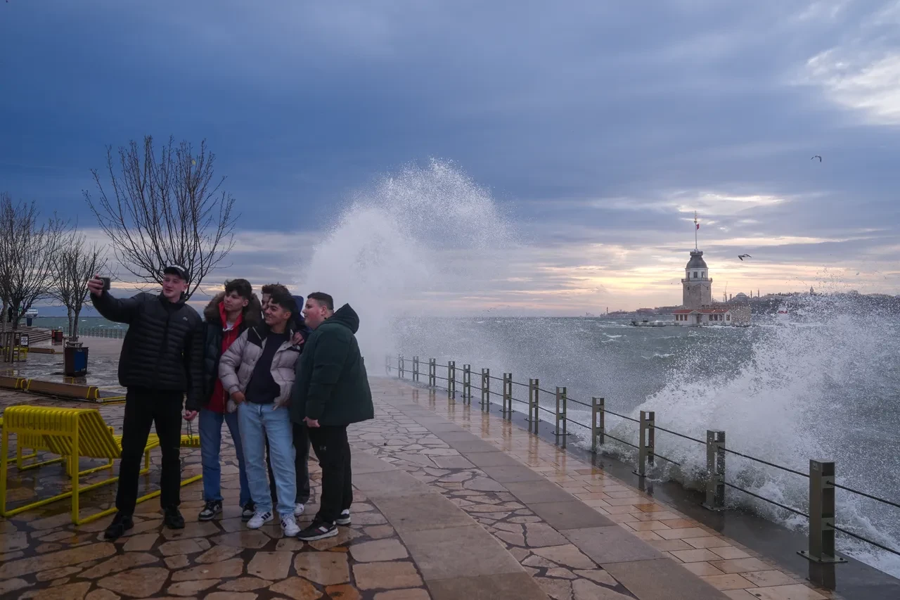 İstanbul'da lodos fena vurdu! Valilik ve AKOM yarın için uyardı: Sıcaklığın 15 dereceye yükseleceği tarihi verdi