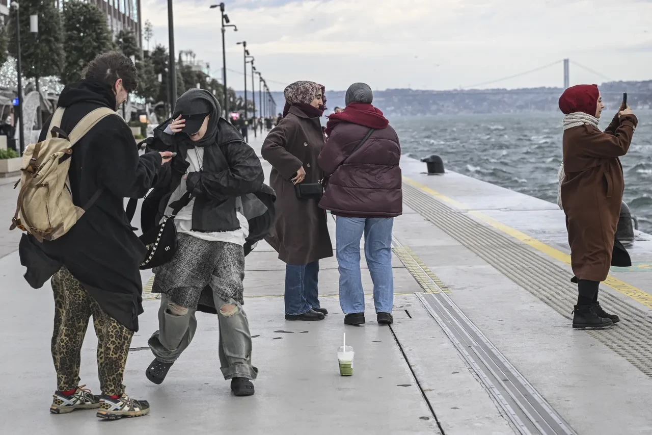 İstanbul'da lodos fena vurdu! Valilik ve AKOM yarın için uyardı: Sıcaklığın 15 dereceye yükseleceği tarihi verdi