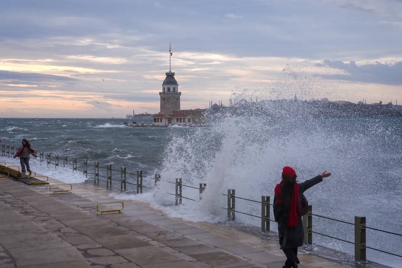 İstanbul'da lodos fena vurdu! Valilik ve AKOM yarın için uyardı: Sıcaklığın 15 dereceye yükseleceği tarihi verdi
