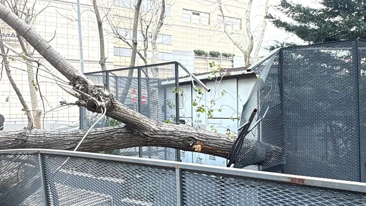 İstanbul'da lodos fena vurdu! Valilik ve AKOM yarın için uyardı: Sıcaklığın 15 dereceye yükseleceği tarihi verdi