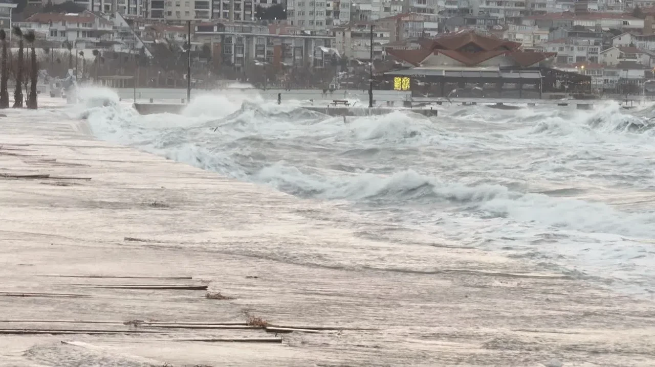 İstanbul'da lodos fena vurdu! Valilik ve AKOM yarın için uyardı: Sıcaklığın 15 dereceye yükseleceği tarihi verdi