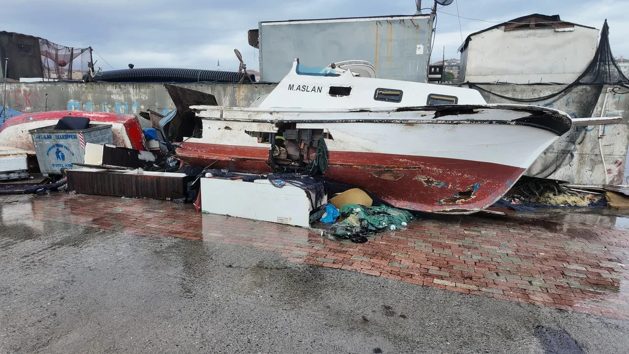 İstanbul'da lodos fena vurdu! Valilik ve AKOM yarın için uyardı: Sıcaklığın 15 dereceye yükseleceği tarihi verdi