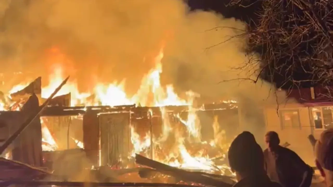 Samsun’da gece yarısı korku dolu anlar: Kırsal mahallede iki ev alevlere teslim oldu