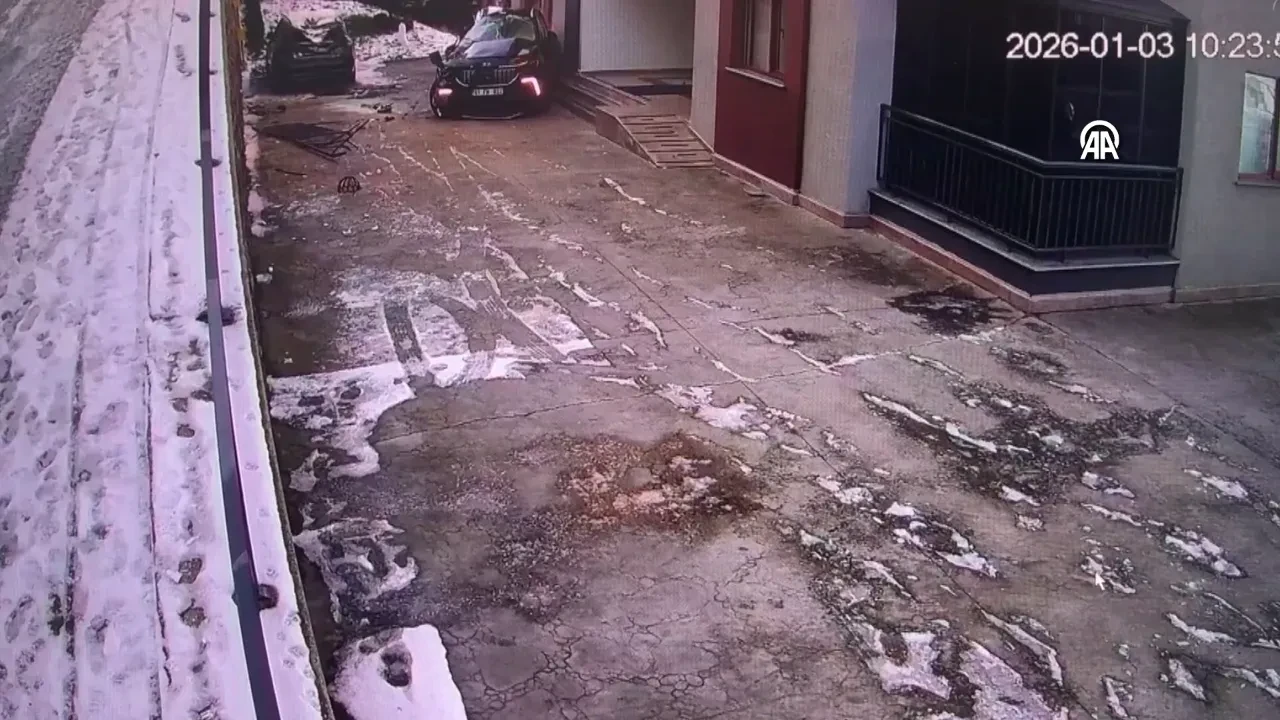 Site bahçesine devrilen aracın sürücüsü yaralandı