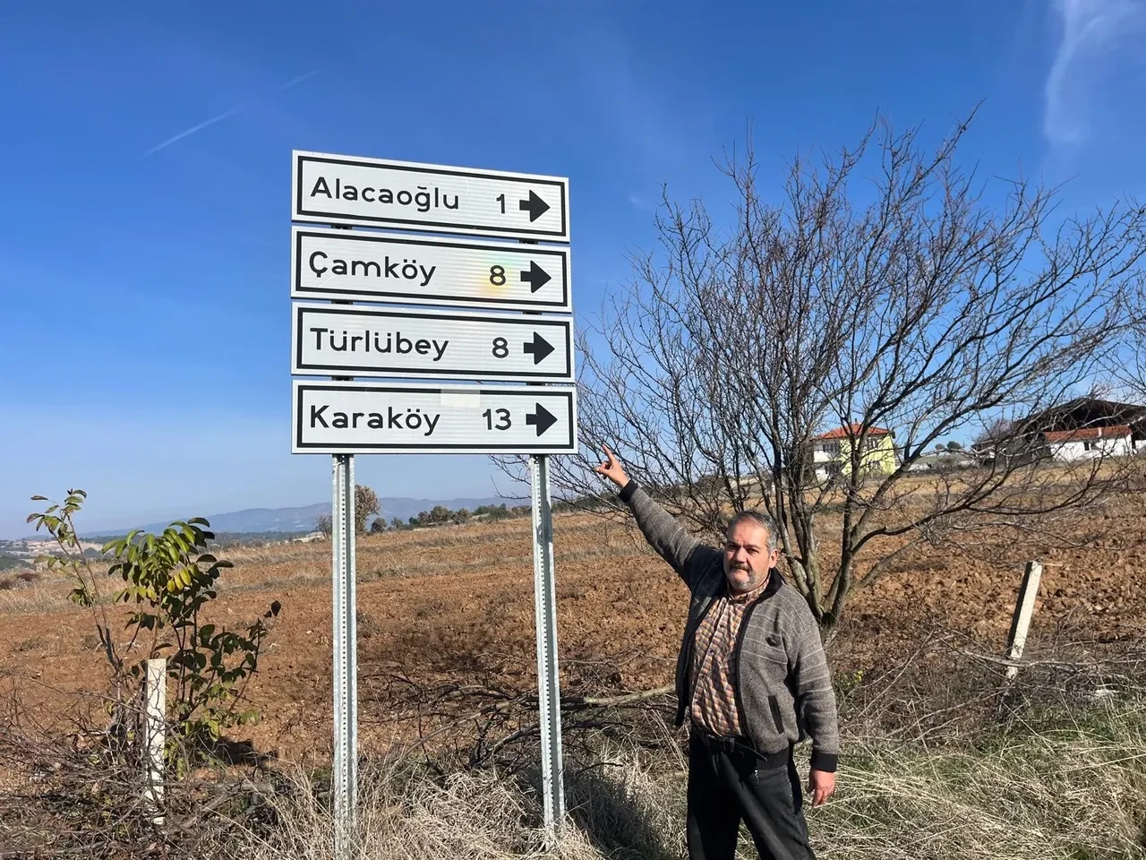 Yaklaştıkça uzaklaşan köy! Yön levhasına bakanlar şaşkına dönüyor