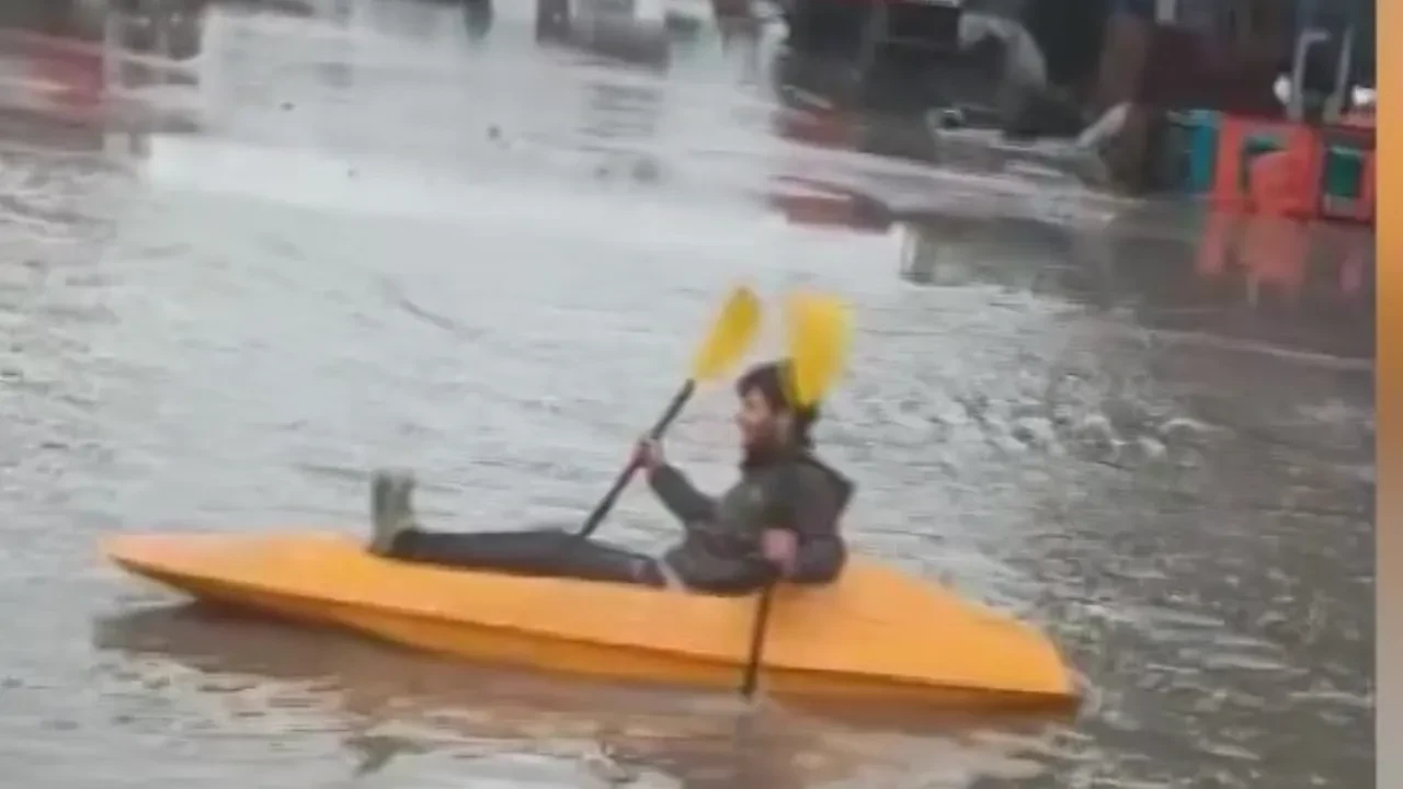 Adana'da sokaklar göle döndü! Gölde değil sokakta kano gezintisi yaptı 