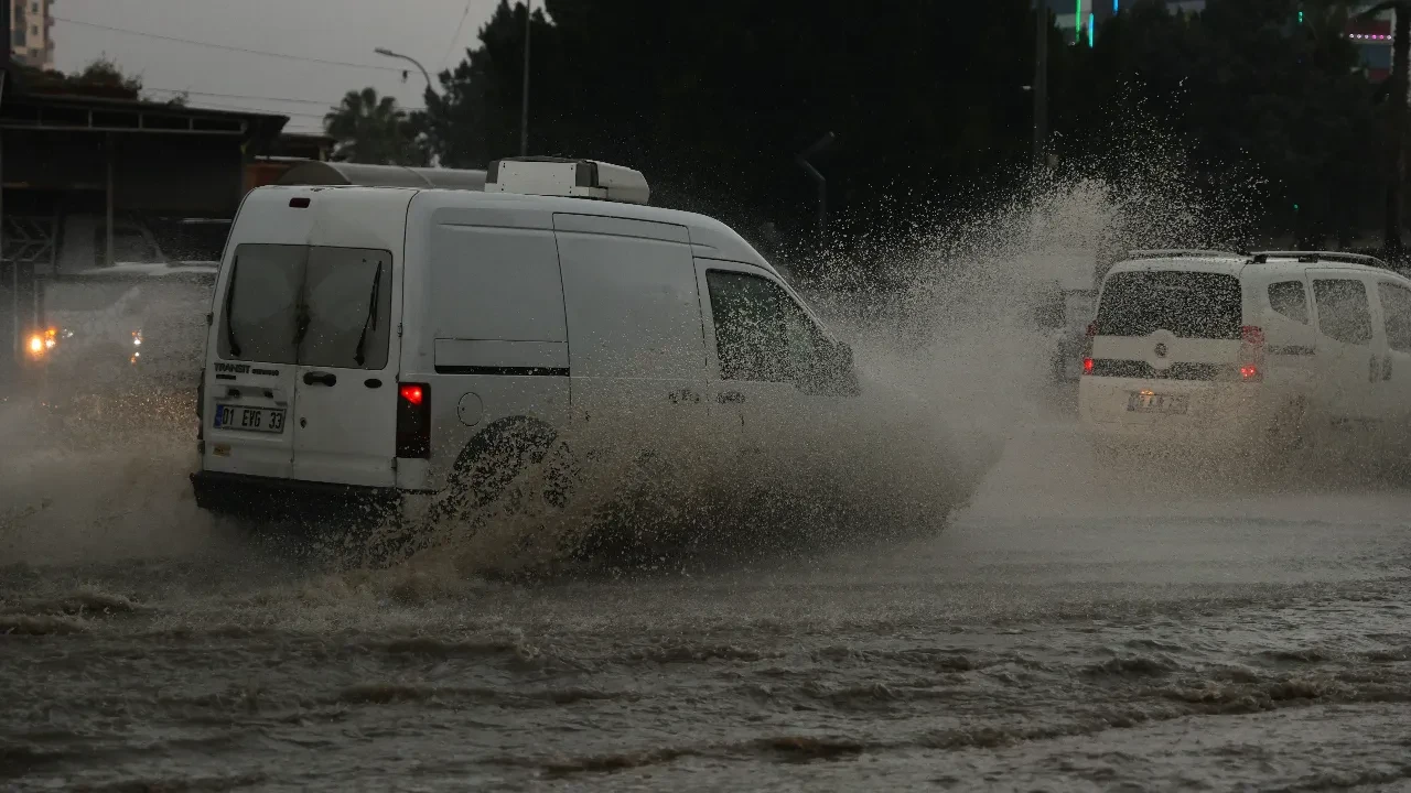 Adana'yı sağanak vurdu! Yollar göle döndü, vatandaşlar araçlarda mahsur kaldı