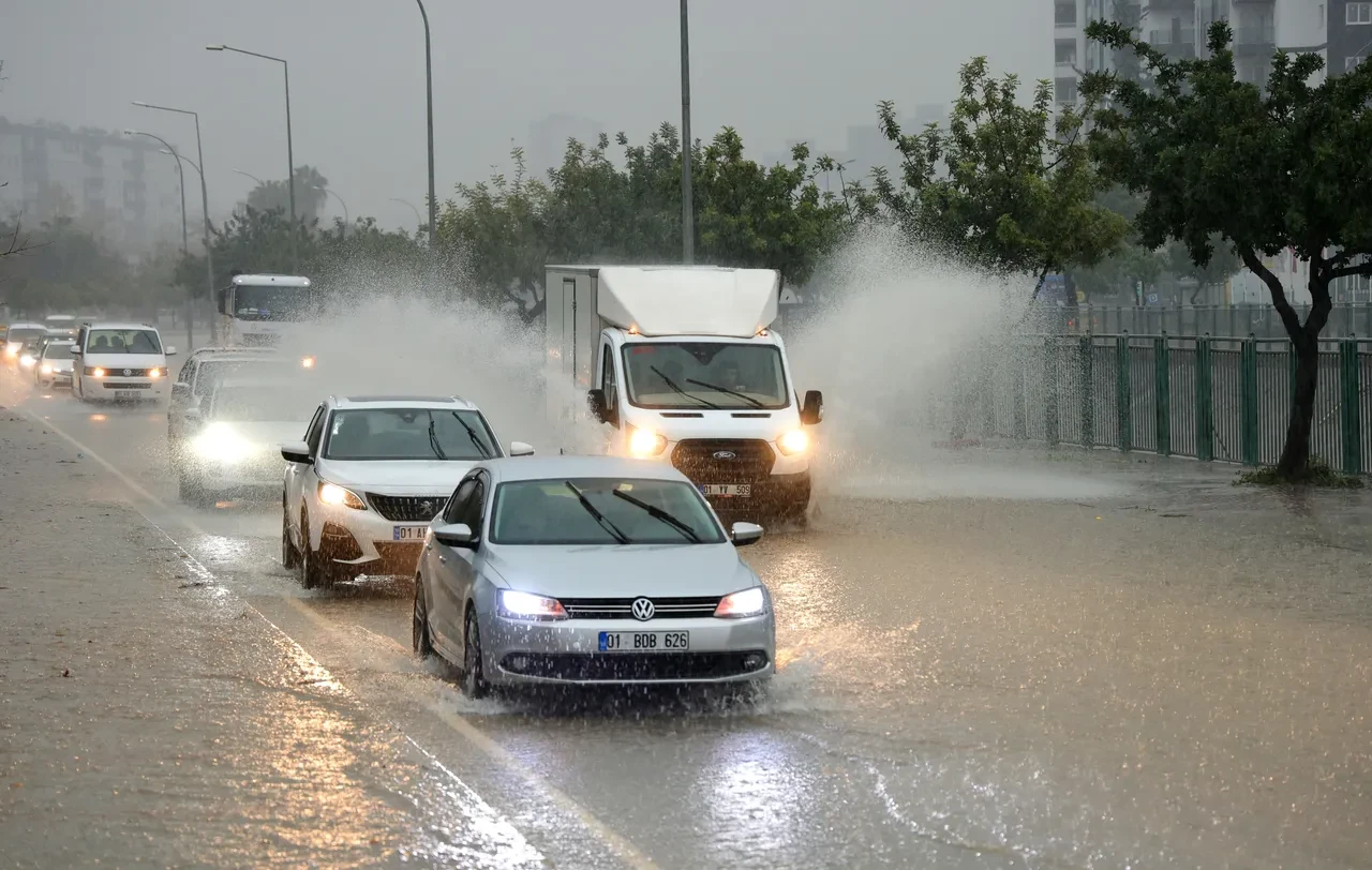 Adana'yı sağanak vurdu! Yollar göle döndü, vatandaşlar araçlarda mahsur kaldı