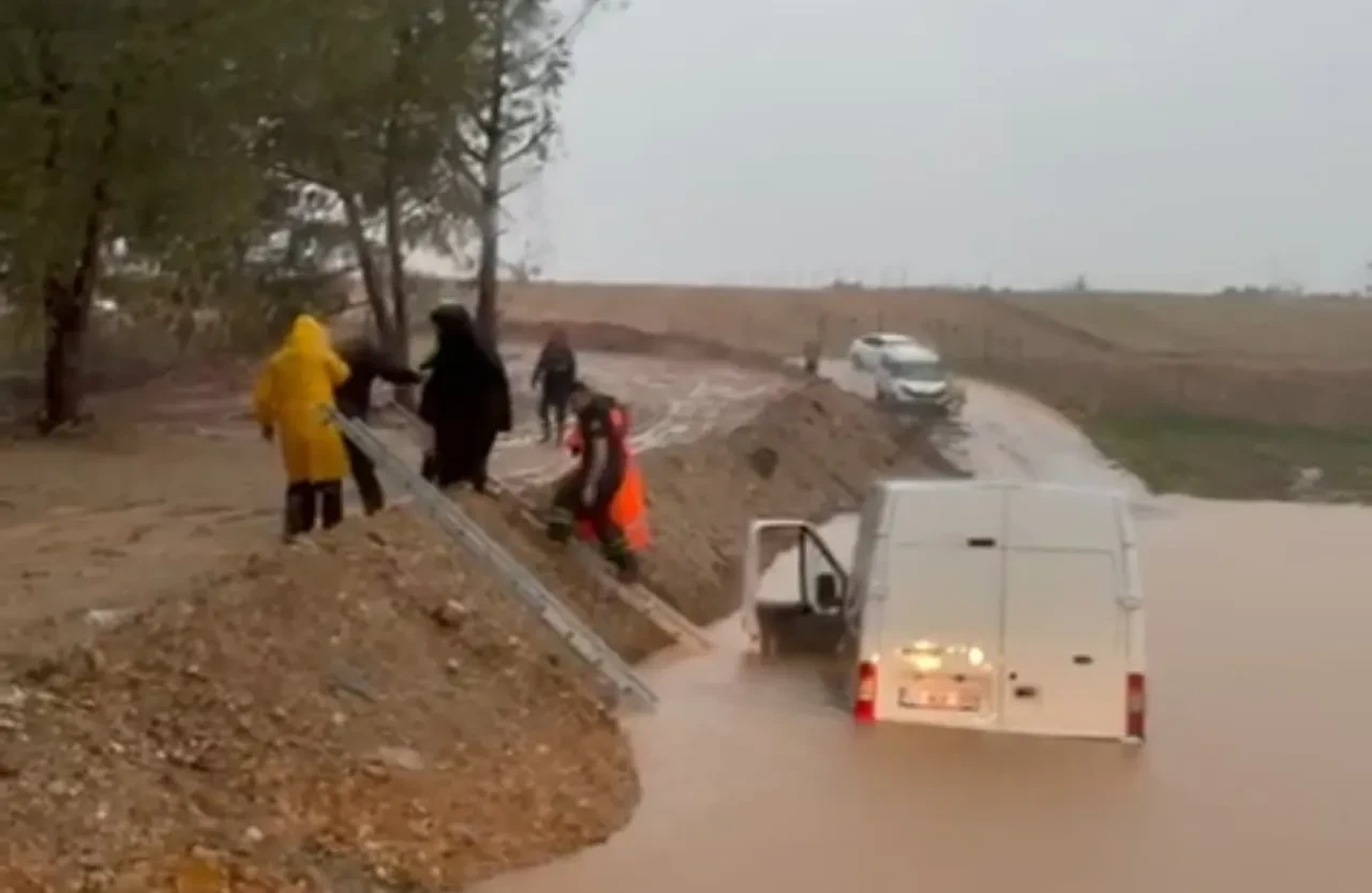 Adana'yı sağanak vurdu! Yollar göle döndü, vatandaşlar araçlarda mahsur kaldı