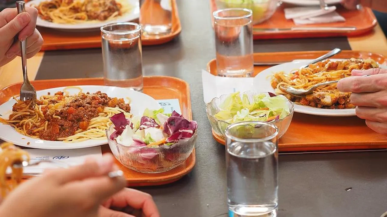 Akşam 19.00'dan sonra yemek yemeği kestiğinizde vücudunuzda neler oluyor? 30 gün boyunca 'Gece Orucu' tutanların yaşadığı mucizevi değişim!