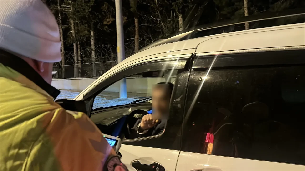 Alkollü sürücü polise zor anlar yaşattı! Gazeteciye de tehditler savurdu